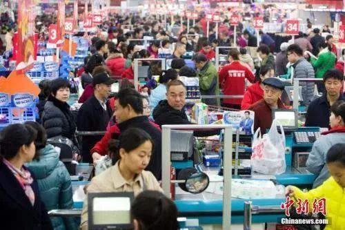 資料圖：民眾購買生活用品。張云 攝 