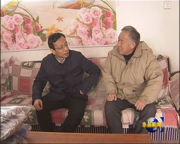榮紅智走訪慰問困難群眾退役軍人和區(qū)人武部官兵