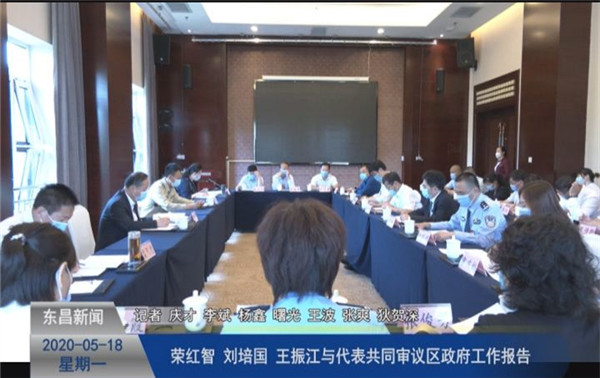 榮紅智、劉培國(guó)、王振江與代表共同審議區(qū)政府工作報(bào)告