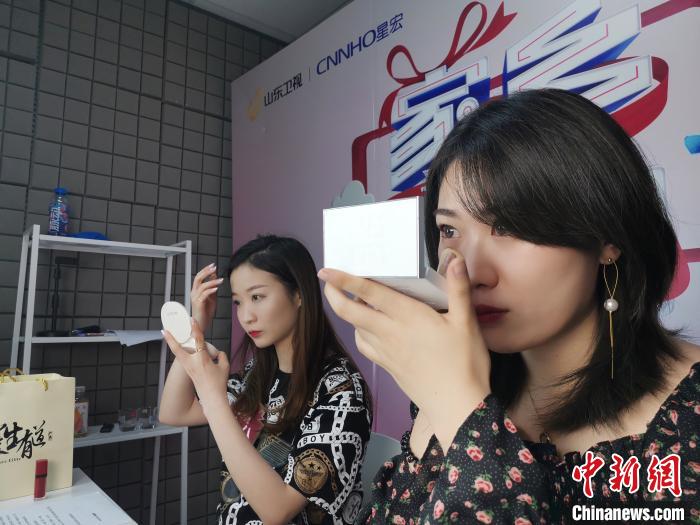 圖為李頔在進(jìn)行直播前的補(bǔ)妝。 郝學(xué)娟 攝