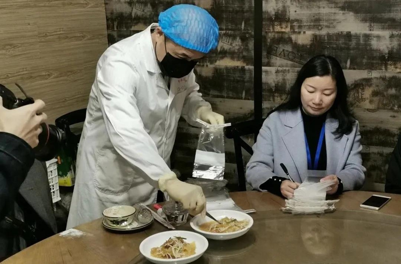 不用公筷有什么后果？有人做了個(gè)對(duì)比，結(jié)果驚人……