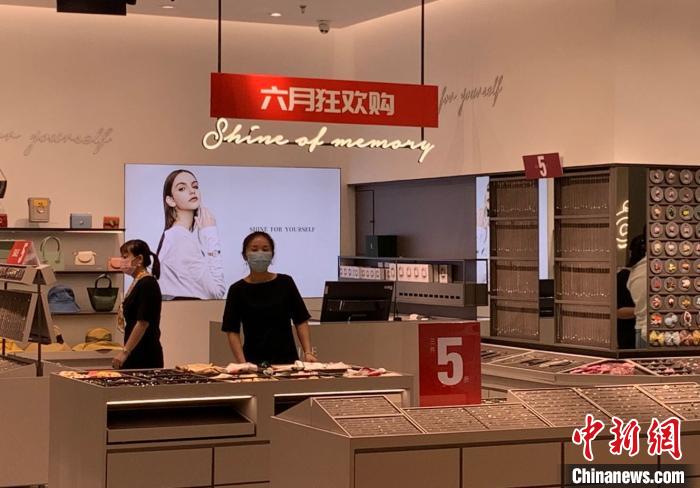 圖為武漢一商場(chǎng)內(nèi)“六月狂歡購(gòu)”活動(dòng) 武一力 攝 圖為武漢一商場(chǎng)內(nèi)“六月狂歡購(gòu)”活動(dòng) 武一力 攝