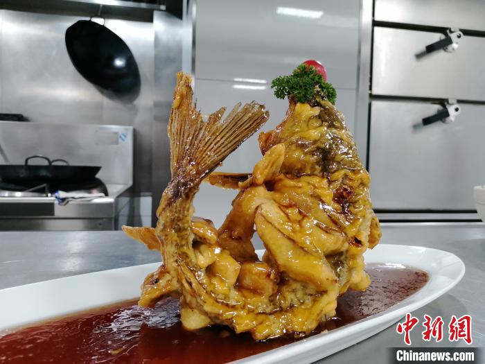 圖為李頔當(dāng)天吃播的糖醋鯉魚。 郝學(xué)娟 攝