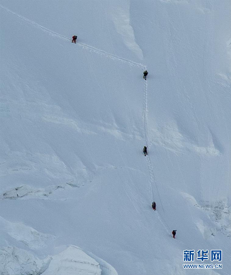 （2020珠峰高程測量）（6）修路運輸隊員突破北坳天險 預(yù)計12日修通頂峰路線