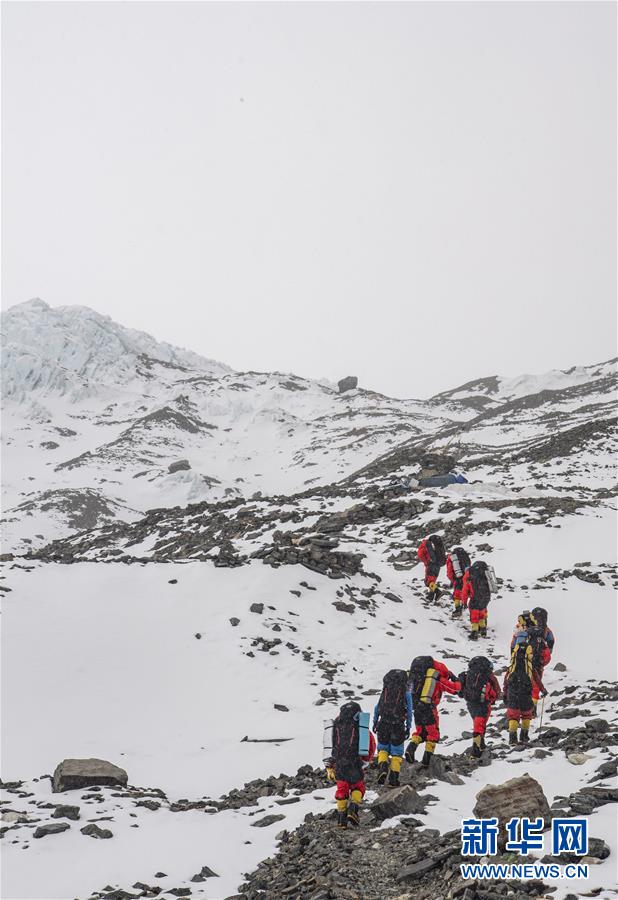 （2020珠峰高程測量）（2）修路運輸隊員突破北坳天險 預(yù)計12日修通頂峰路線