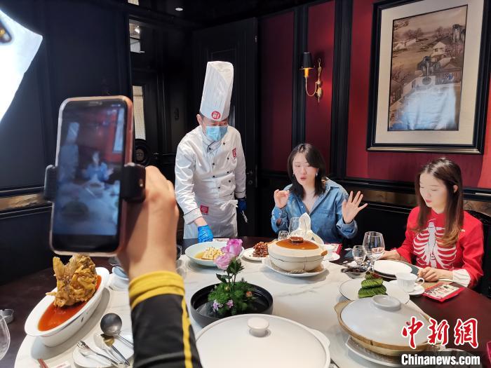 圖為李頔正在進(jìn)行美食直播。 郝學(xué)娟 攝