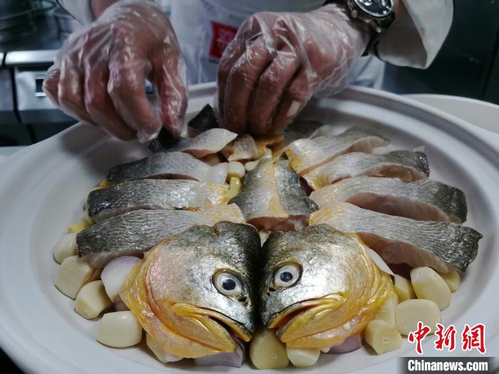 圖為廚師在準(zhǔn)備吃播時用的菜品。 郝學(xué)娟 攝
