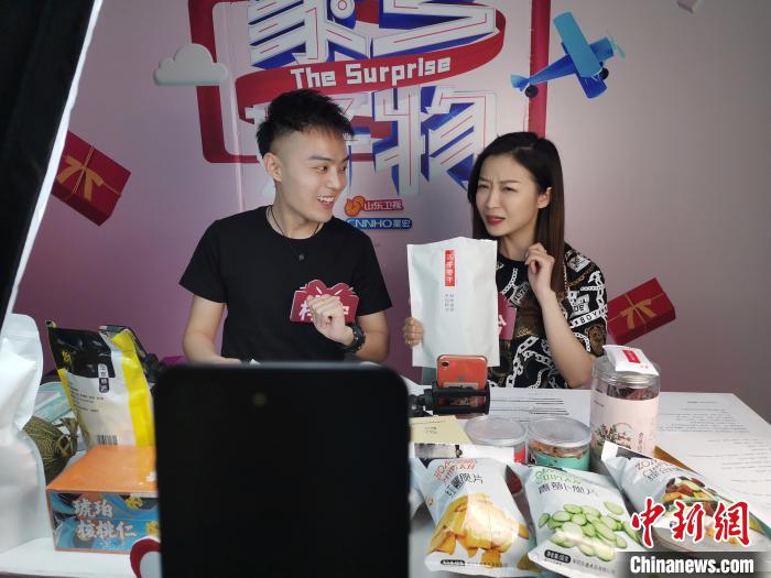中國互聯(lián)網(wǎng)絡(luò)信息中心日前發(fā)布的《中國互聯(lián)網(wǎng)絡(luò)發(fā)展?fàn)顩r統(tǒng)計(jì)報(bào)告》顯示，截至2020年3月，中國網(wǎng)絡(luò)購物用戶規(guī)模達(dá)7.1億，占網(wǎng)民整體的78.6%；電商直播用戶規(guī)模達(dá)2.65億，占網(wǎng)購用戶的37.2%。如此龐大的用戶規(guī)模，為直播帶貨的強(qiáng)勢崛起打下了基石。 郝學(xué)娟 攝