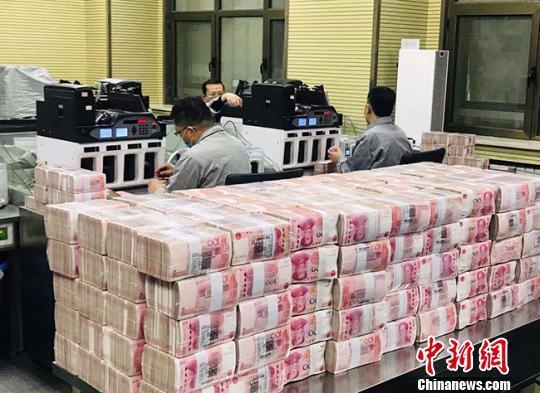 資料圖：銀行點鈔員在工作。艾慶龍 攝 
