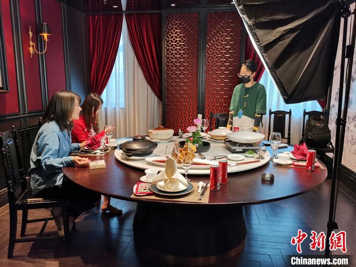 圖為李頔及其團(tuán)隊(duì)在為吃播做準(zhǔn)備。 郝學(xué)娟 攝