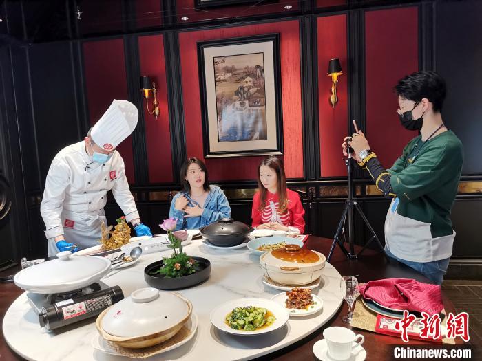 5月24日，李頔正在進(jìn)行美食直播。 郝學(xué)娟 攝