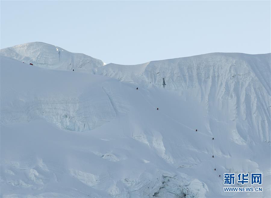 （2020珠峰高程測量）（4）修路運輸隊員突破北坳天險 預(yù)計12日修通頂峰路線