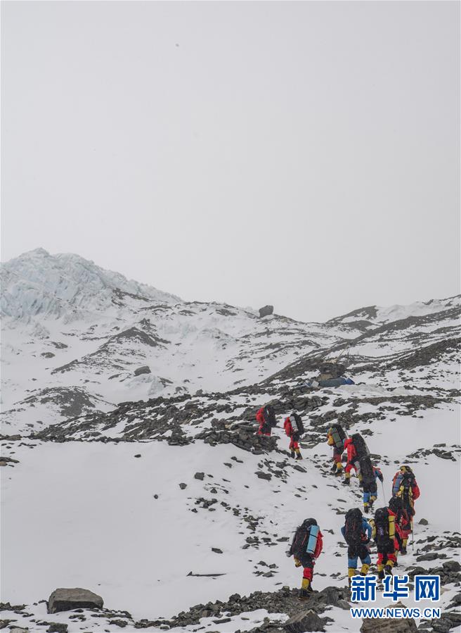 （2020珠峰高程測量）（3）修路運輸隊員突破北坳天險 預(yù)計12日修通頂峰路線