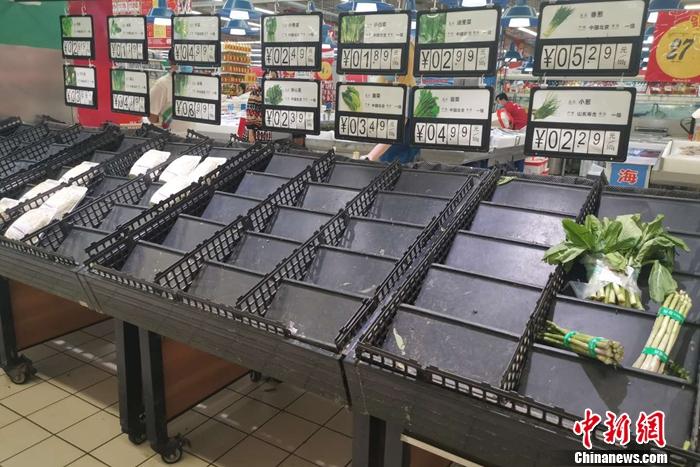 北京市豐臺(tái)區(qū)新村街道歐尚超市多個(gè)蔬菜品種已售空。 謝藝觀 攝
