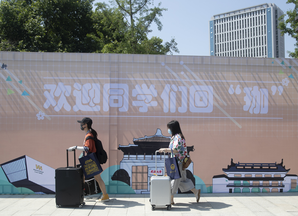 武漢高校迎來首批返校畢業(yè)生