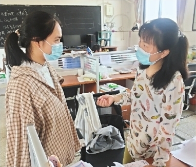 鄉(xiāng)村女教師當“陪讀” 記了9本筆記