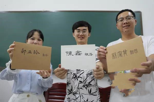 暖！輔導(dǎo)員用不同字體為畢業(yè)生寫信