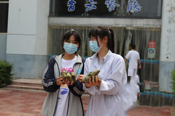 花樣減壓助高考！江蘇一高中連續(xù)三年為千余名考生發(fā)粽子