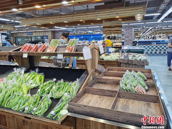市民在超市買(mǎi)菜。<a target='_blank'  >中新網(wǎng)</a>記者 李金磊 攝