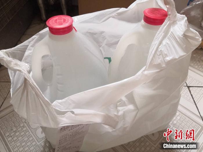 快遞不能上門，居民需要到小區(qū)門口自取快遞。消費(fèi)者供圖。