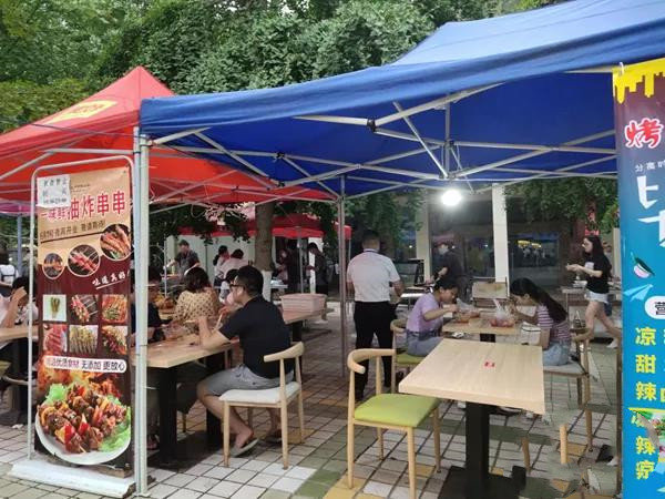 在校園里“擼串”！四川一高校為畢業(yè)生開燒烤夜市