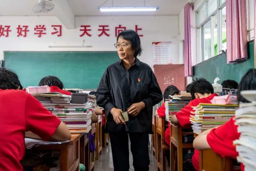 “燃燈校長”張桂梅又送走一屆大山女孩