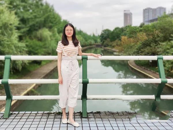 女大學(xué)生收到5所世界名校錄取通知 將成為村里的第一個(gè)留學(xué)生