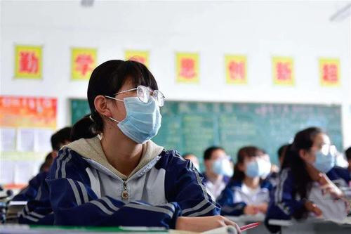 北京秋季開學后學生進校園仍要戴口罩