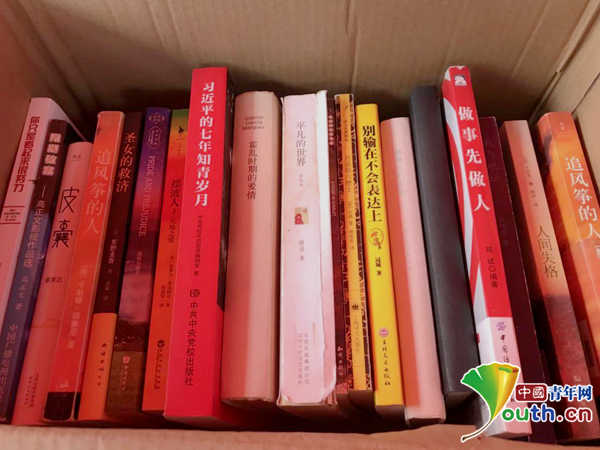 高校開設“軍訓圖書角”，讓不能參訓的同學不再無聊