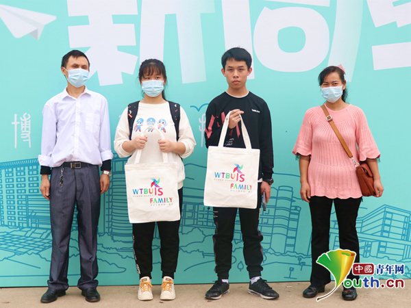 龍鳳胎兄妹考上同大學同專業(yè) 父母挑著扁擔送其上學