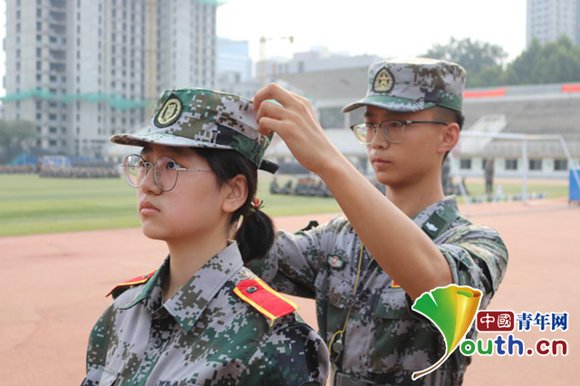 畫面太暖！00后大學生擔任05后新生軍訓教官