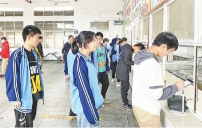 武漢山區(qū)中學(xué)建起“智慧食堂” 刷臉支付 10秒內(nèi)吃上熱飯