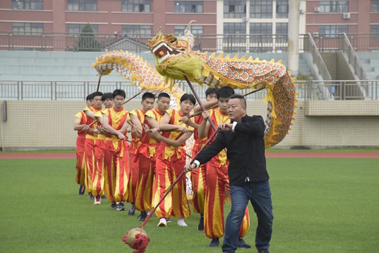 應(yīng)該如何引導(dǎo)中學(xué)生培養(yǎng)藝術(shù)愛(ài)好、學(xué)會(huì)欣賞和體驗(yàn)美