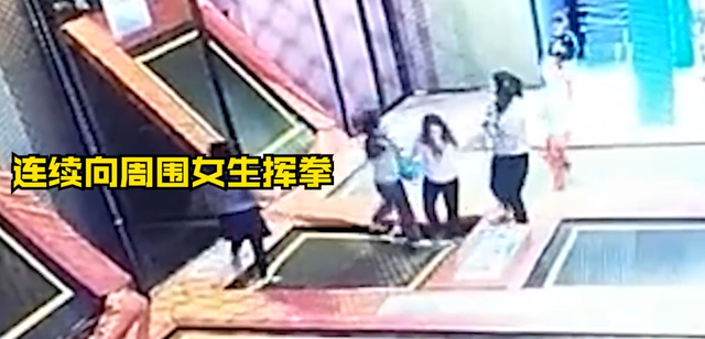 男孩打外國(guó)小女孩，家長(zhǎng)不道歉，網(wǎng)友：這孩子以后靠法律拉扯大吧