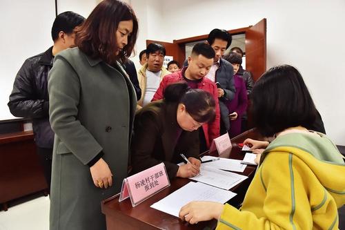 兩辦：支持村干部和農(nóng)民參加學(xué)歷教育，鼓勵(lì)留守婦女等考職校