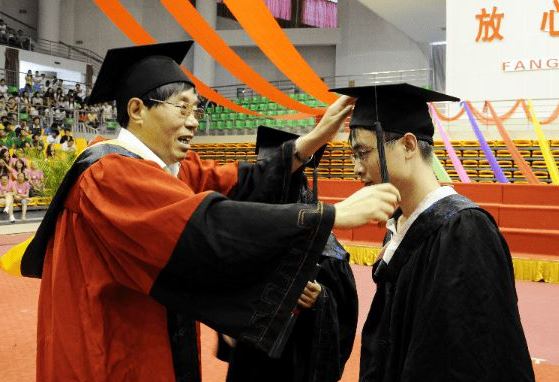 高校副教授“跳槽”到中學引熱議！大學老師不香了嗎？