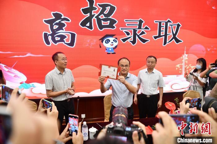 發(fā)光、唱歌、開盲盒……高校錄取通知書陸續(xù)發(fā)出