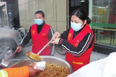 18歲成人禮 高三女孩用零花錢請152名環(huán)衛(wèi)工吃早飯