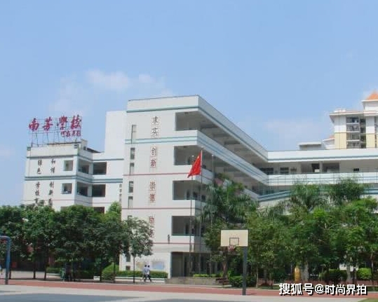 曾經(jīng)班里成績最好的學(xué)生，很少回去看望老師，成績差的卻總是回來