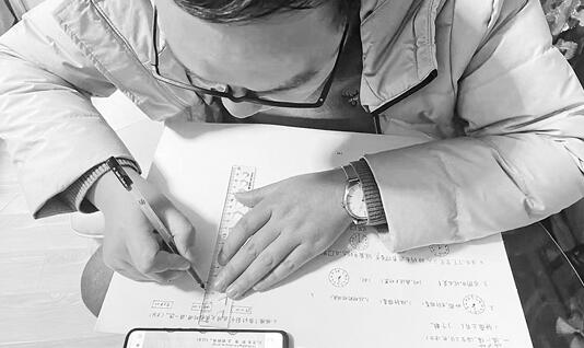 兒子忘帶作業(yè)回家 爸爸耐心手繪鬧鐘題