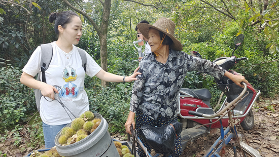 安徽蕪湖“網(wǎng)紅”女團(tuán)干：做村民的帶貨主播