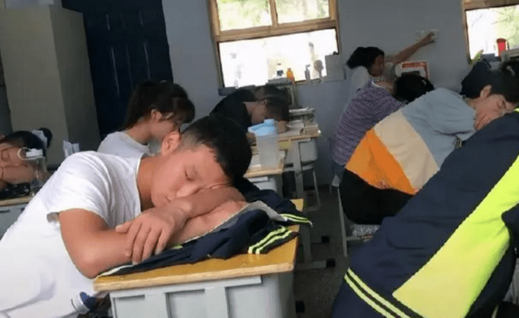 “她在混工資你在混日子！”職高老師每天自言自語，看上去好可憐