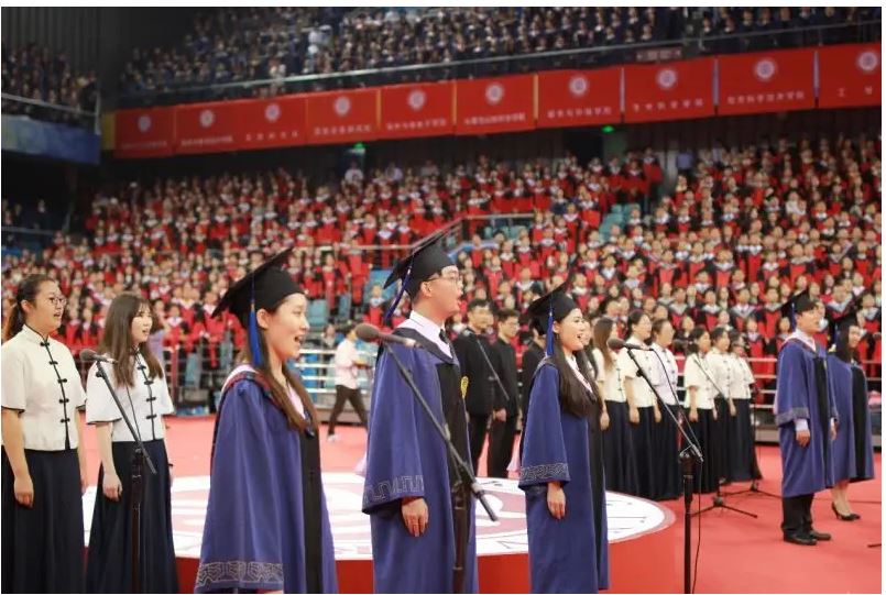 一批又一批北大畢業(yè)生以人生選擇回答時(shí)代之問：向下扎根 向上生長