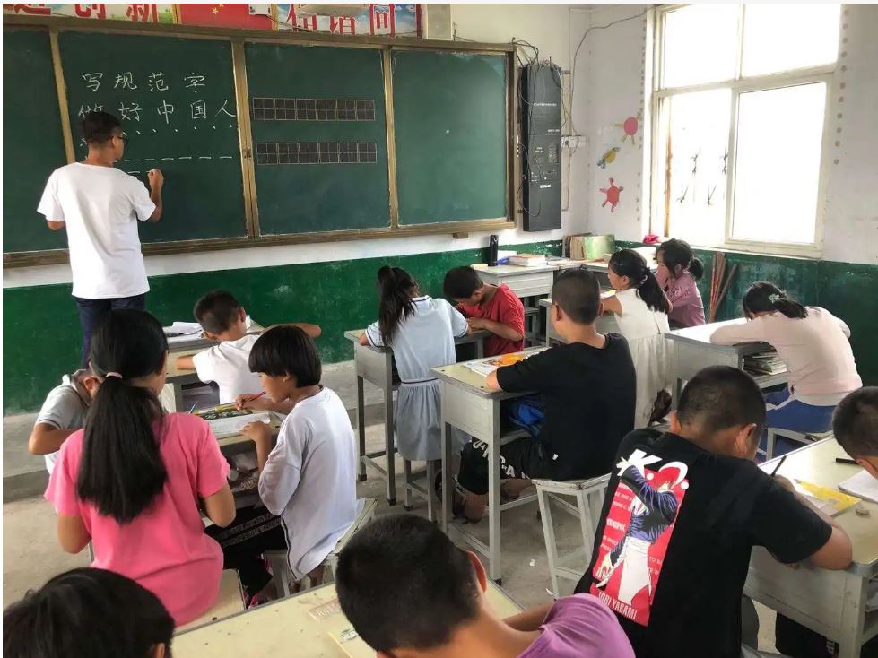 山村小學(xué)迎來年輕教師隊伍 讓更多孩子擁有走出大山的機(jī)會