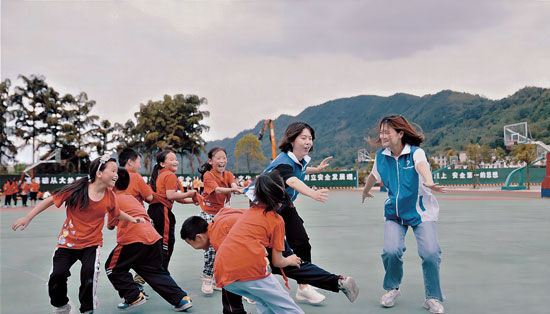 建造“大國(guó)重器”的年輕人來(lái)到蜀南山區(qū)——給苗鄉(xiāng)孩子一份“美麗的禮物”