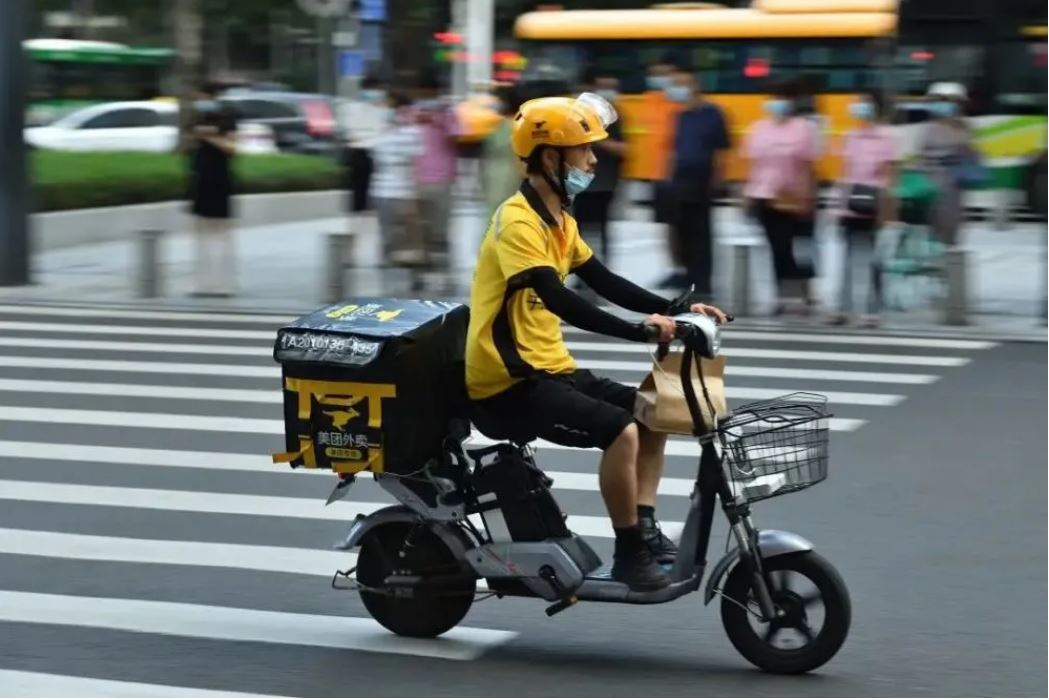 上大學(xué)的外賣騎手 利用跑單閑暇學(xué)知識(shí)提升學(xué)歷
