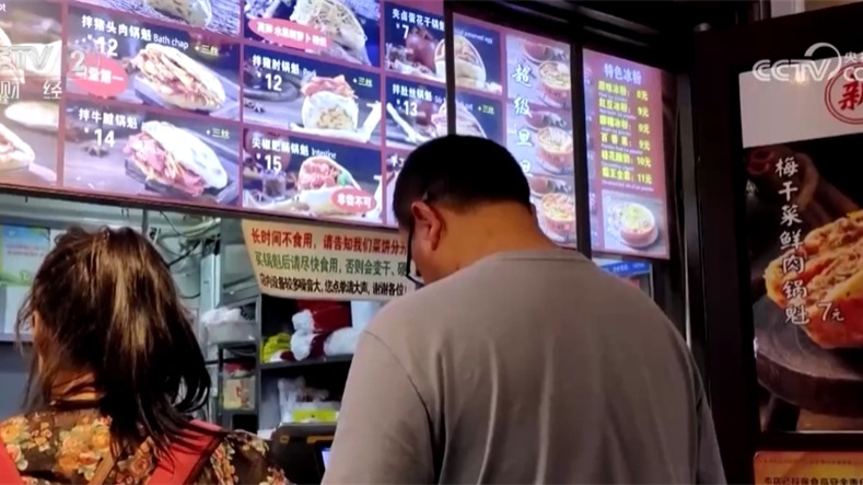 夏日美食點燃“夜經(jīng)濟” 城市“煙火氣”中升騰勃勃生機