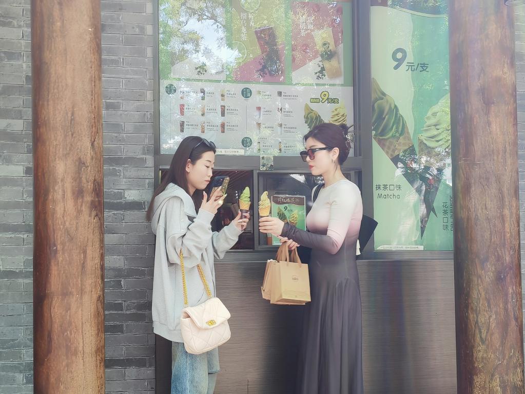 新華社經(jīng)濟(jì)隨筆：平均年齡超百歲的中華老字號(hào)，何以新潮