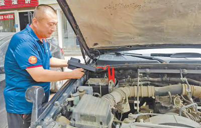 河北保定出租車司機(jī)崔敬輝免費(fèi)救援車輛超五千輛 “搭把手，很溫暖”（守望）