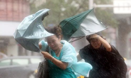 受超強(qiáng)臺風(fēng)“摩羯”影響 香港出現(xiàn)狂風(fēng)暴雨天氣